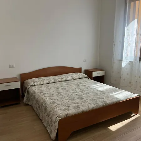 Δωμάτια σε οικογενειακή κατοικία Is Bangius