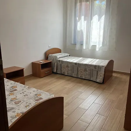Δωμάτια σε οικογενειακή κατοικία Is Bangius